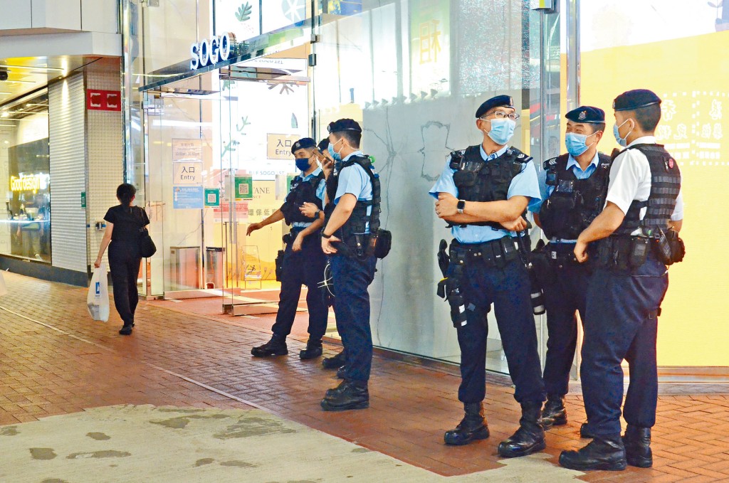 刺警案發生數日後，警方昨仍在現場派人駐守防亂。