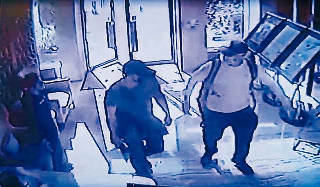 「天眼」拍下三名疑匪進入大廈。