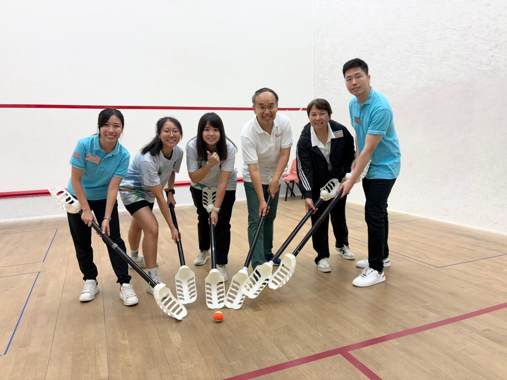 許正宇(右三)在試玩域士球後與運動員等合照。 許正宇(右三)在試玩域士球後與運動員等合照。