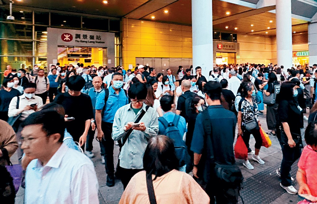 港鐵列車冒煙起火,將軍澳線全線服務癱瘓,由於正值放工繁忙時間,多區交通大混亂,調景嶺站外估計最少有逾300人。