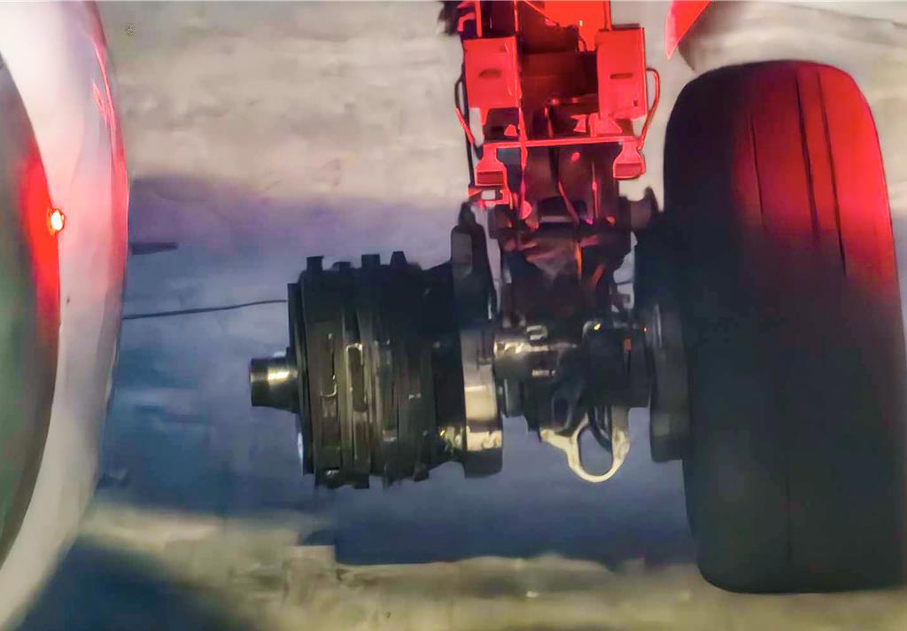 工程人員檢查涉事客機。中時