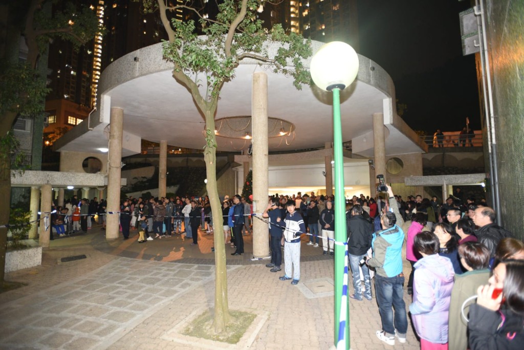 事件中約120人自行疏散至安全位置。