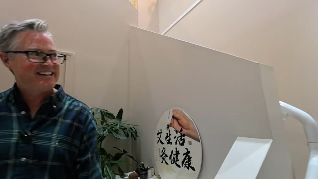 走進會館，簡約舒適的裝潢讓夏克立露出驚喜的笑容。