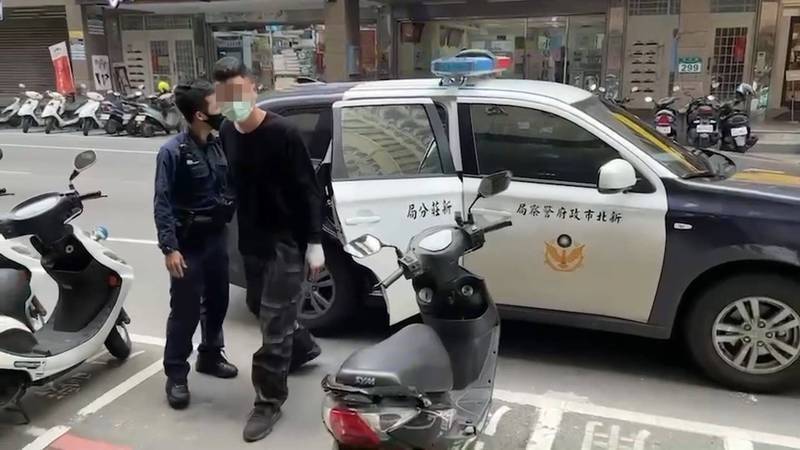 高男(右)被押到警局,落口供期間一言不發。互聯網圖片