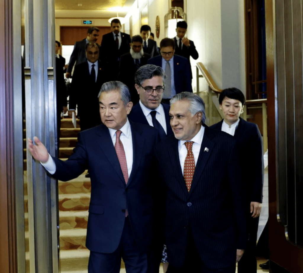 王毅去年同巴基斯坦副總理兼外長達爾舉行會談。外交部圖片 王毅去年同巴基斯坦副總理兼外長達爾舉行會談。外交部圖片