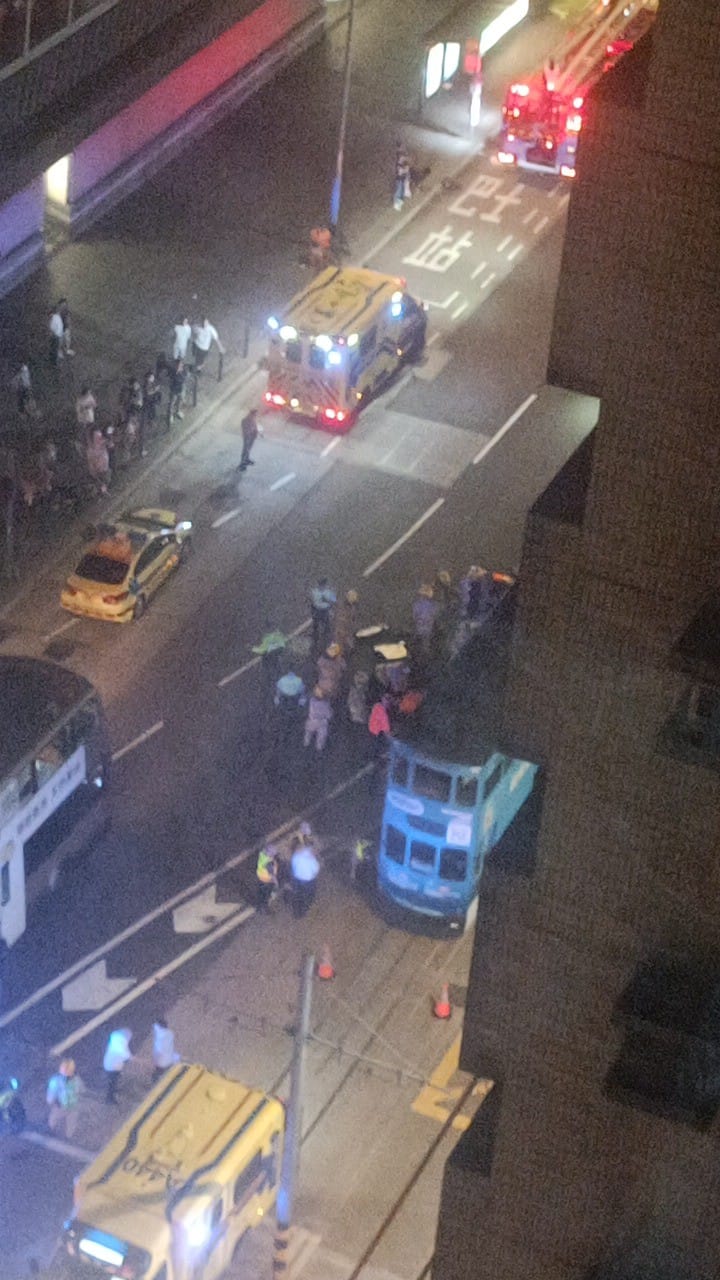 一名男子踩單車期間遭電車撞及，被困車底。fb「西環變幻時」群組圖片