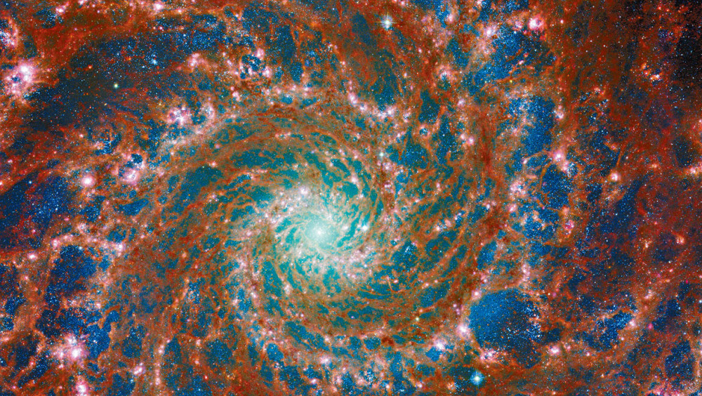 韦伯与哈勃太空望远镜联手捕捉到幻影星系的缤纷螺旋影像。 