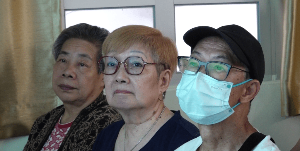 范女士在簡介會上仔細聽取物管經理對富戶政策的講解。 范女士在簡介會上仔細聽取物管經理對富戶政策的講解。