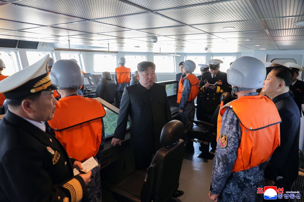 金正恩又登艦視察內部。法新社 金正恩又登艦視察內部。法新社