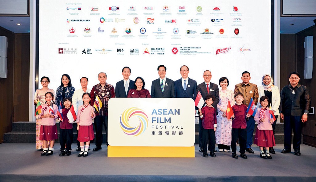 署理财政司司长黄伟纶（后排左七）、东盟国家代表暨汶莱驻香港总领事Ainatol Zahayu Mohammad （后排左六）、香港─东盟协会顾问委员会成员陈智思（后排左五）、香港─东盟协会主席黄永光（后排左八），以及东盟各国驻港总领事或代表出席东盟电影节2024庆祝酒会。