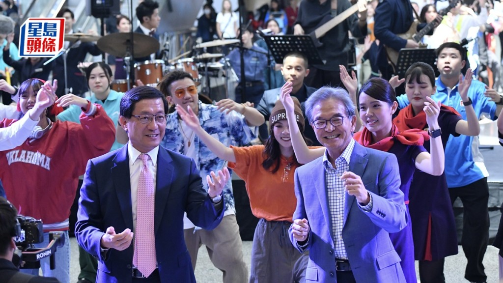 機管局主席蘇澤光（前排右）及行政總裁林天福（前排左）。陳極彰攝