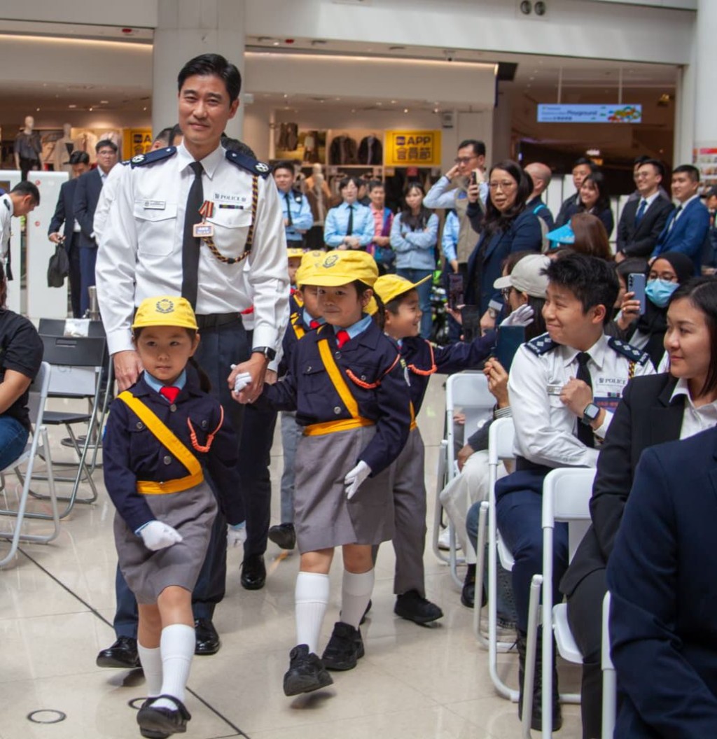 警務處助理處長兼西九龍總區指揮官吳樂俊由明我幼稚園(奧運校)幼兒交通安全隊可愛小朋友陪同進場。 警務處助理處長兼西九龍總區指揮官吳樂俊由明我幼稚園(奧運校)幼兒交通安全隊可愛小朋友陪同進場。