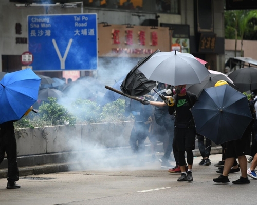 內地《環球時報》發表社評,示威者的野蠻行徑從周六到周日出現了新的歇斯底里。