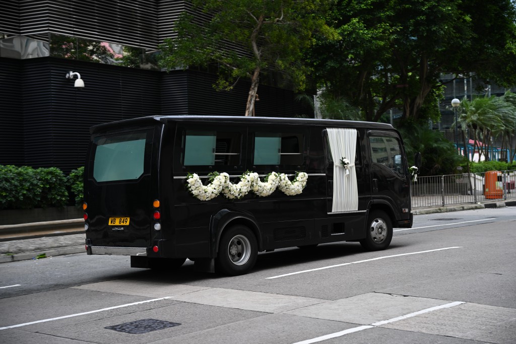 靈車其後駛離香港殯儀館。蘇正謙攝 靈車其後駛離香港殯儀館。蘇正謙攝