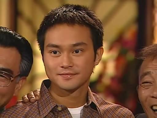 回顧2000年《十月初五的月光》，他飾演失聲男主角「初哥哥」，僅憑眼神和手語傳遞內心戲，成為千禧年神劇；26年過去，張智霖依舊凍齡，與袁詠儀恩愛的婚後生活也為人津津樂道。（圖：TVB）