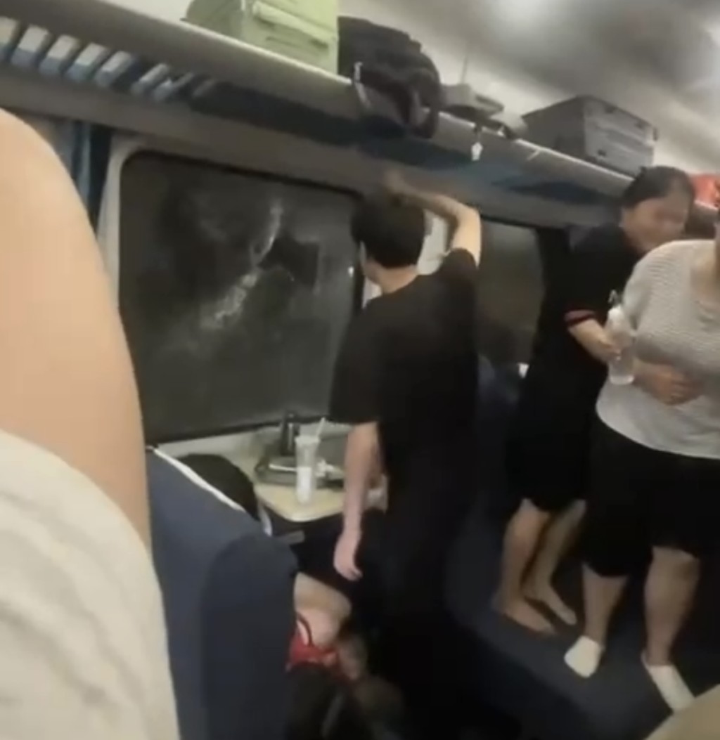 列車被撞脫軌浙江停運3小時悶熱難耐，乘客砸窗通風。抖音@22122670121 
