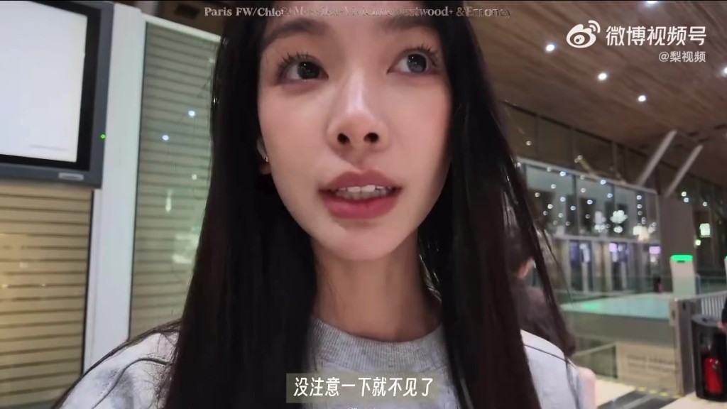 网红易梦玲拍片自爆在法国被盗窃，转身秒失相机护照。 微博