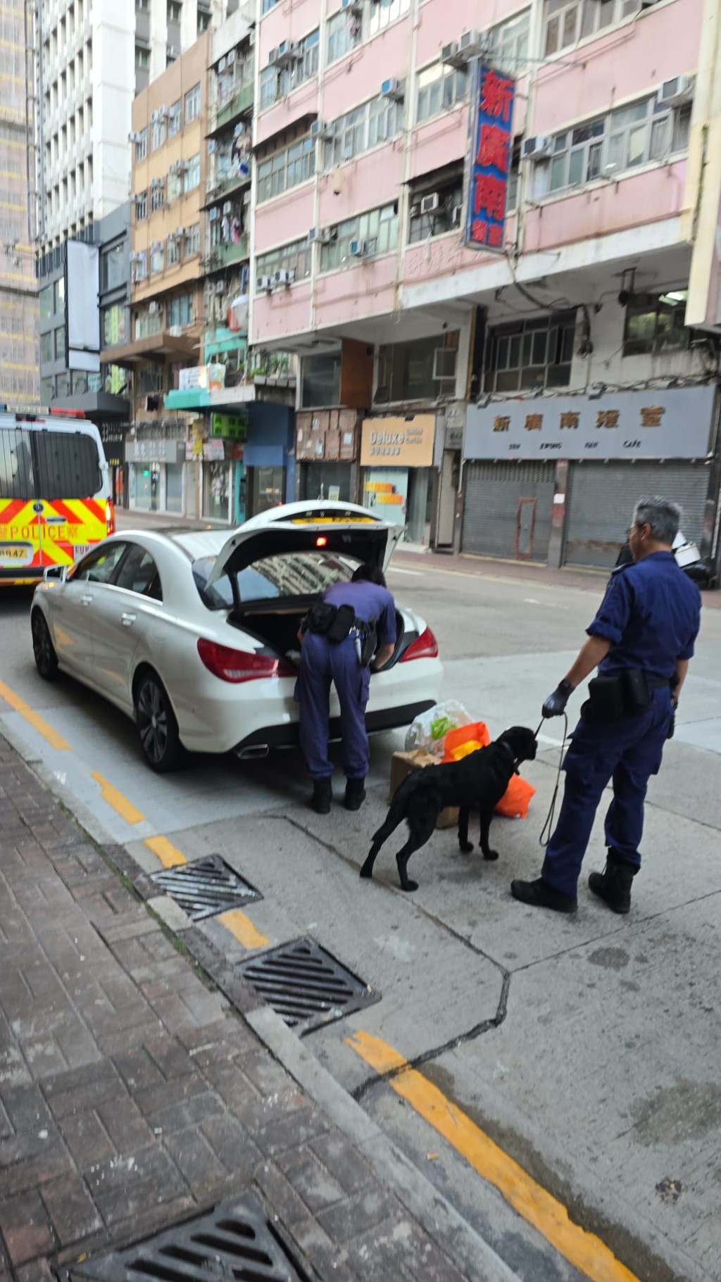 缉毒犬奉召到场搜车。 缉毒犬奉召到场搜车。