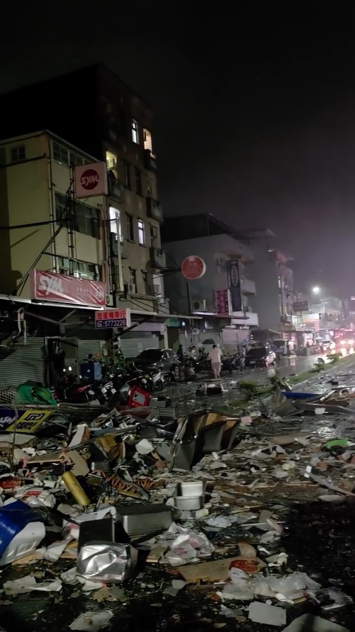 新竹便當店爆炸，威力強大至四周變成廢墟。facebook@郭朋鑫