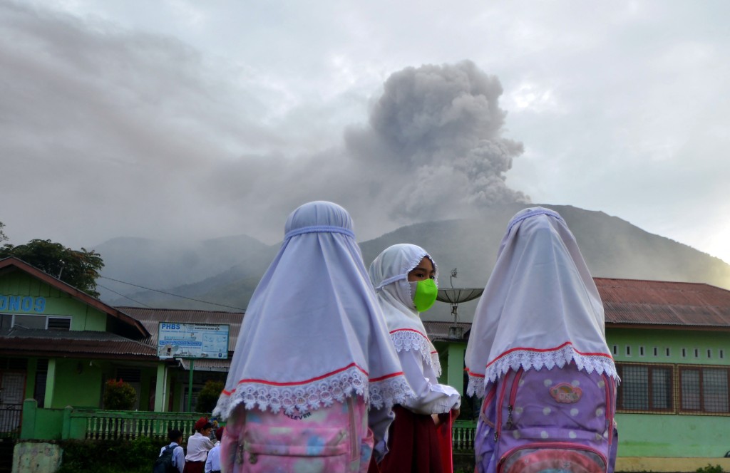 馬拉皮火山爆發，附近學校清楚看見。路透社