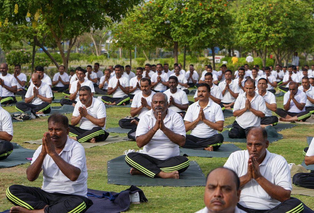 印度75個歷史地標均有人參與這項萬人瑜伽晨運。美聯社圖片