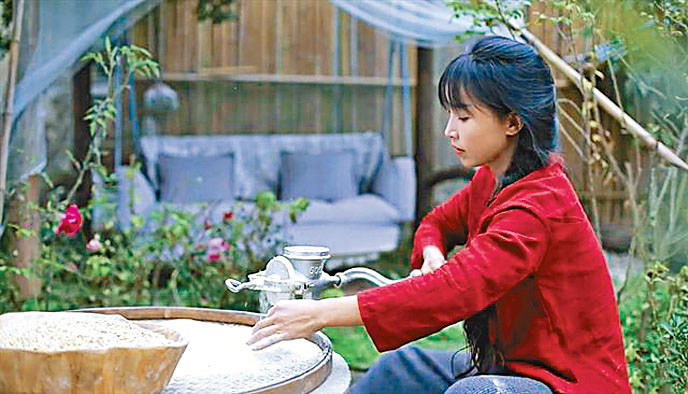 古風美食視頻博主李子柒。 古風美食視頻博主李子柒。