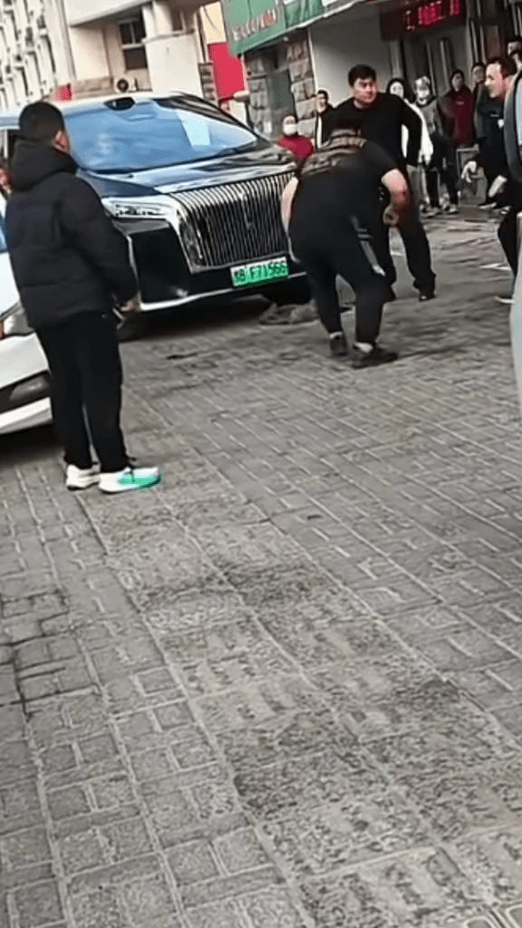 争路爆冲突情绪失控，河南汉“飞身插水式头槌”狂撼对方车头。