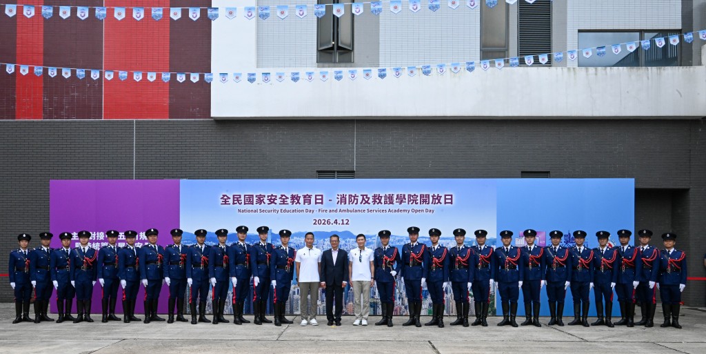 財政司司長陳茂波（中）、消防處副處長（行動）陳慶勇（右十四）和消防及救護學院院長黃思律（左十四）與消防處儀仗隊合照。