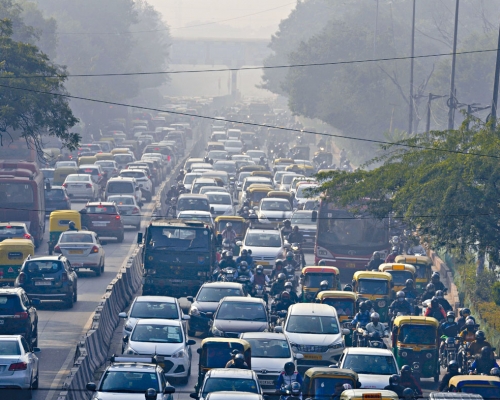 新德里汽車在毒霾中行駛。