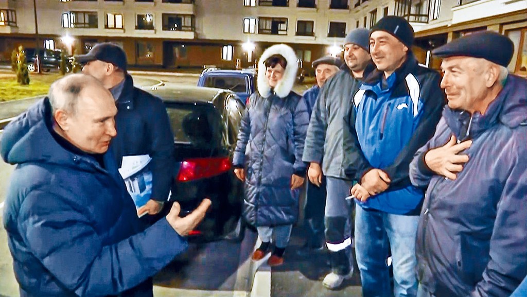 俄媒昨日發布短片,顯示普京與馬里烏波爾居民交談。
