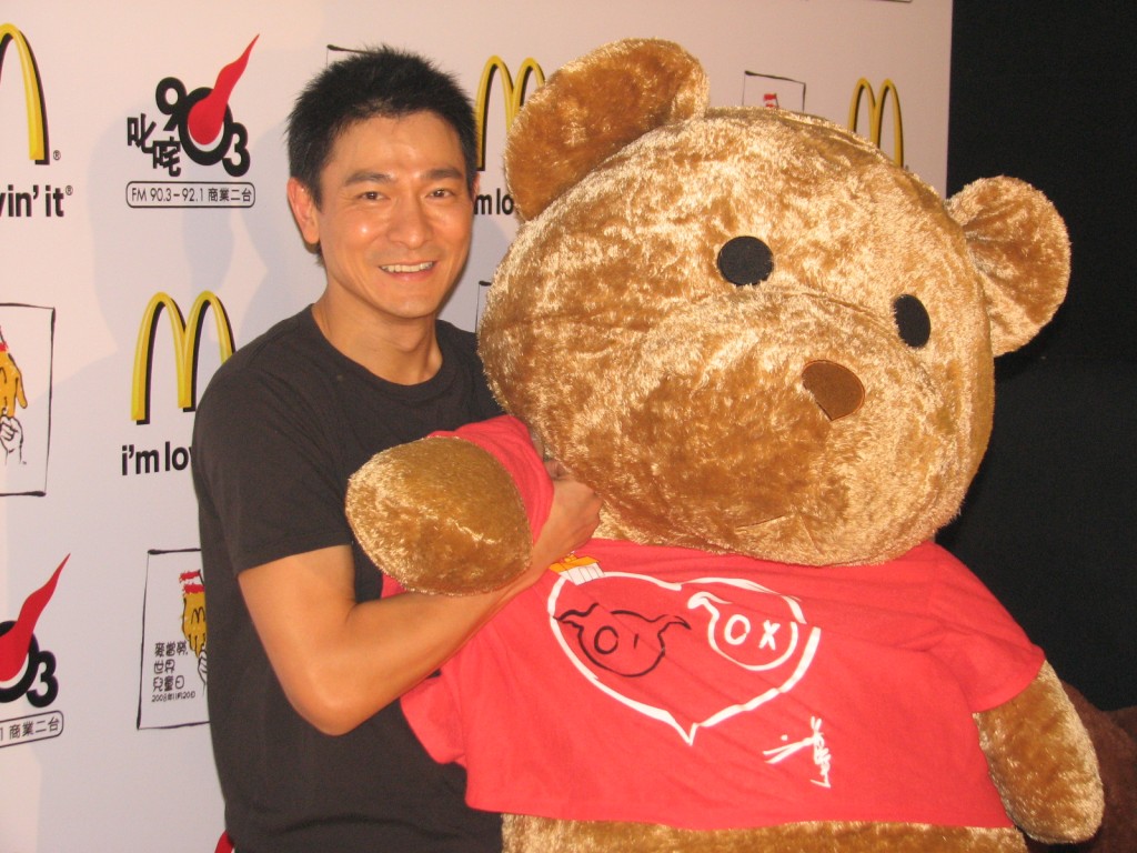 劉德華曾設計別注熊Bear Bear作義賣籌款。