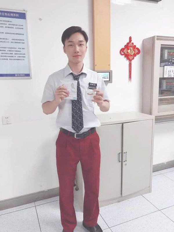 職員展示收到的信及小禮物。