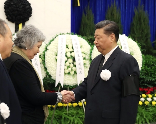 習近平與王光英親屬握手致意。新華社