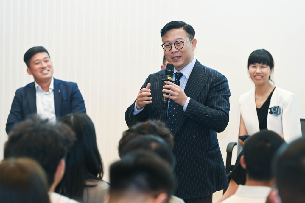律政司副司長張國鈞與參加者交流。張國鈞fb 律政司副司長張國鈞與參加者交流。張國鈞fb