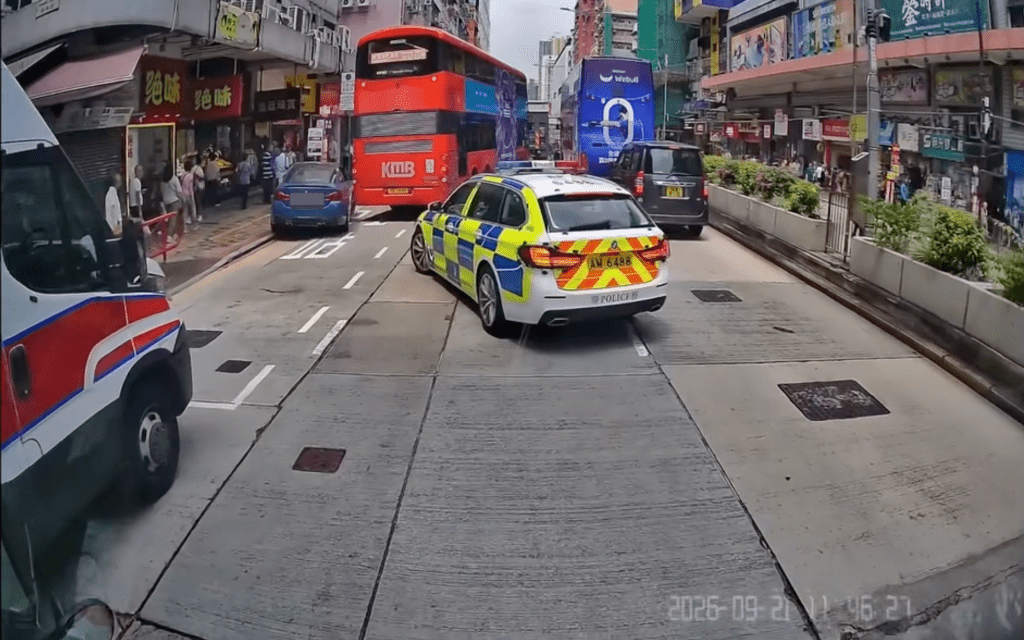寶馬私家車剷上行人路,攝巴士車罅逃走。Facebook 車cam L(香港群組)影片截圖 寶馬私家車剷上行人路,攝巴士車罅逃走。Facebook 車cam L(香港群組)影片截圖