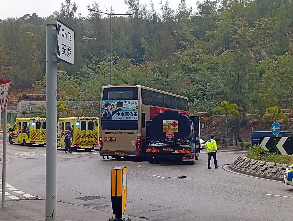 油缸車與巴士相撞。網上圖片 油缸車與巴士相撞。網上圖片