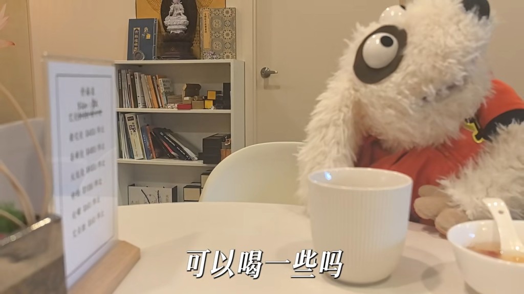 夏克立離開前品嚐了養生甜湯。