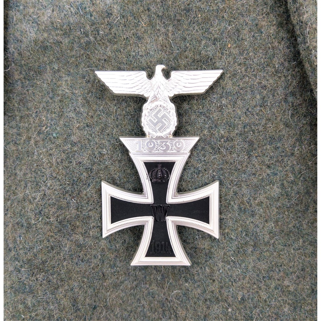 纳粹徽章在互联网有售。