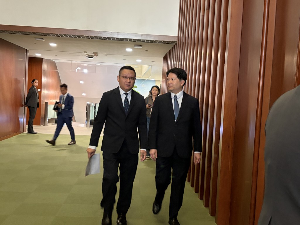 候任議員陸續抵達，在前廳準備。圖為選委界范駿華。林彥汛攝