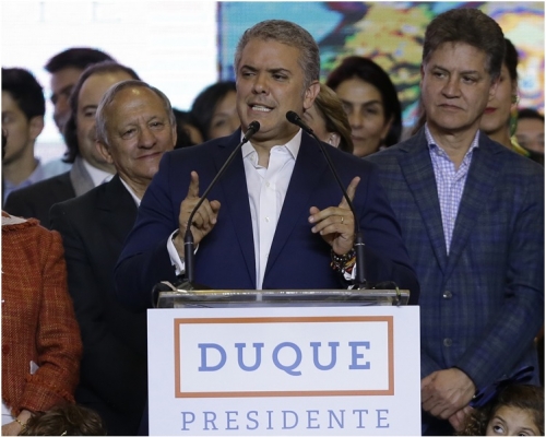 杜克胜出后感谢支持者。AP 