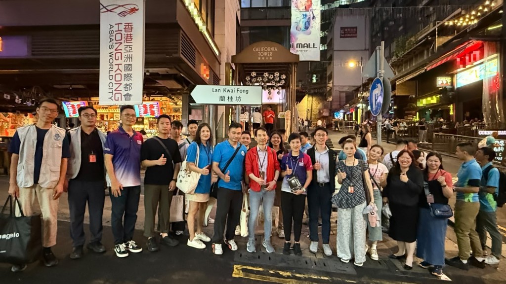 今日（6月26日）適逢「國際禁毒日」，警方及義工隊到蘭桂坊一帶向市民派發防罪及禁毒宣傳單張。