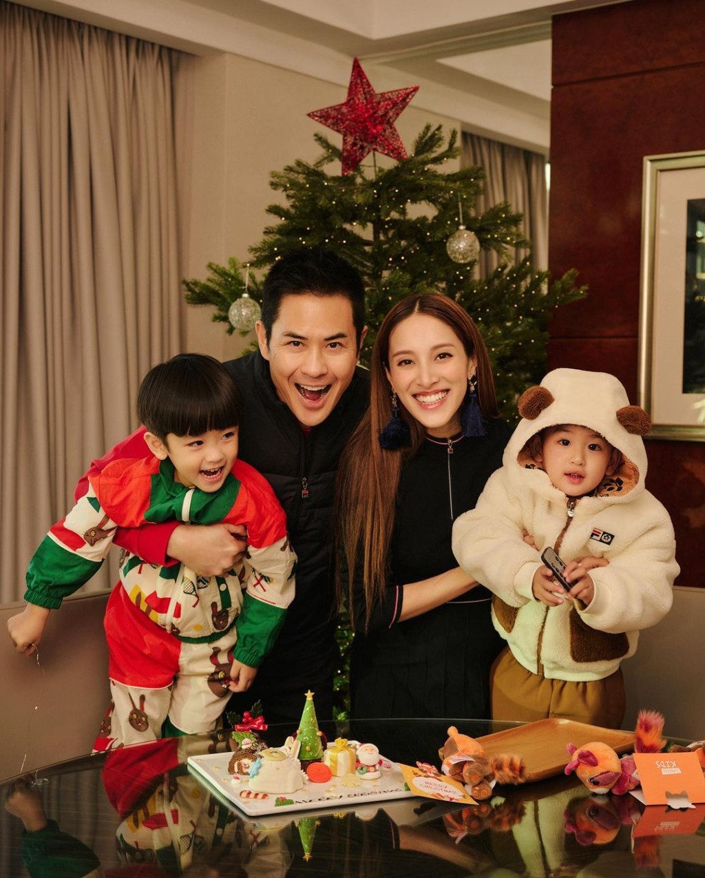 陈凯琳与郑嘉颖婚后育有三子。