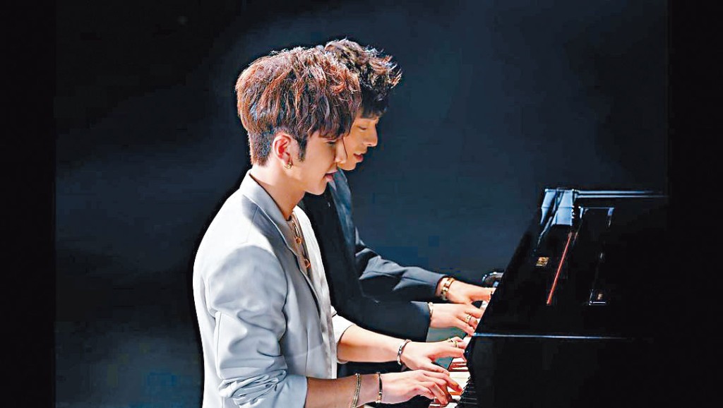 二人四手聯彈鋼琴。