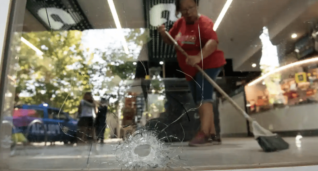 美斯太太家族經營的超市遇襲，玻璃上留下彈孔。