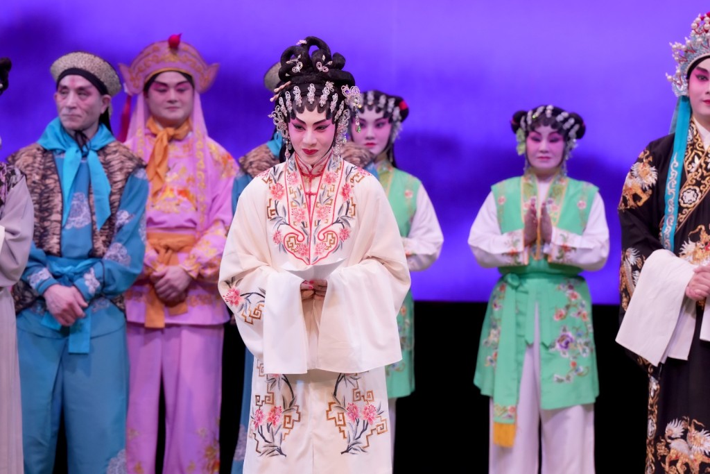 梁非同台上哽咽。