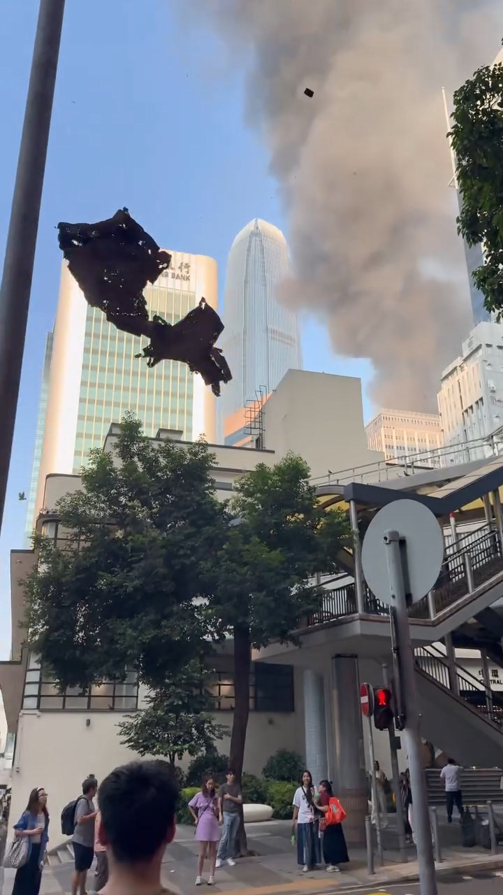 一張被嚴重焚毀的帆布隨風飄揚,之後跌落300米外的租庇利街及皇后大道中交界。網上片段截圖 一張被嚴重焚毀的帆布隨風飄揚,之後跌落300米外的租庇利街及皇后大道中交界。網上片段截圖