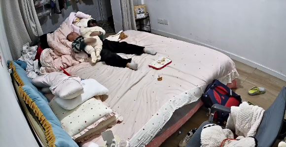 江苏有小兄长因妹妹扭计，独力照顾下也情绪崩溃起来。微博