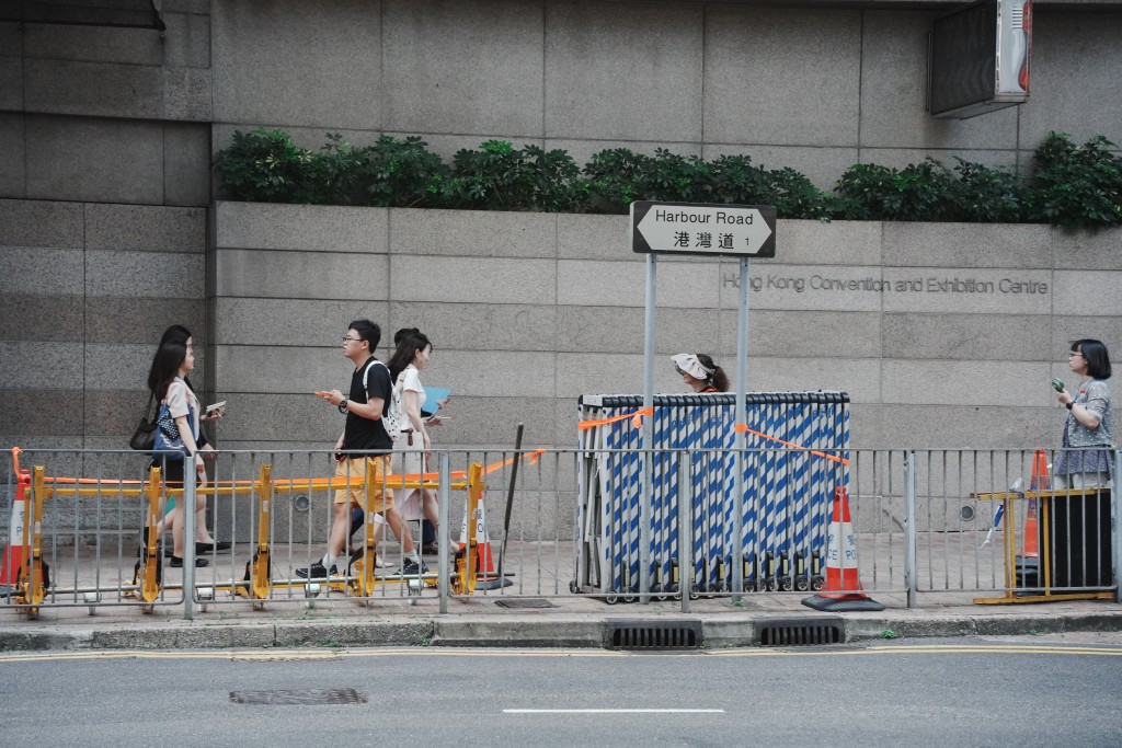 警方開始於會展一帶進行保安防備。