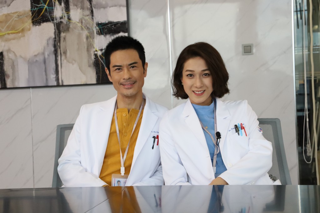 郑嘉颖对上一部TVB剧已是2021年播出的《星空下的仁医》。