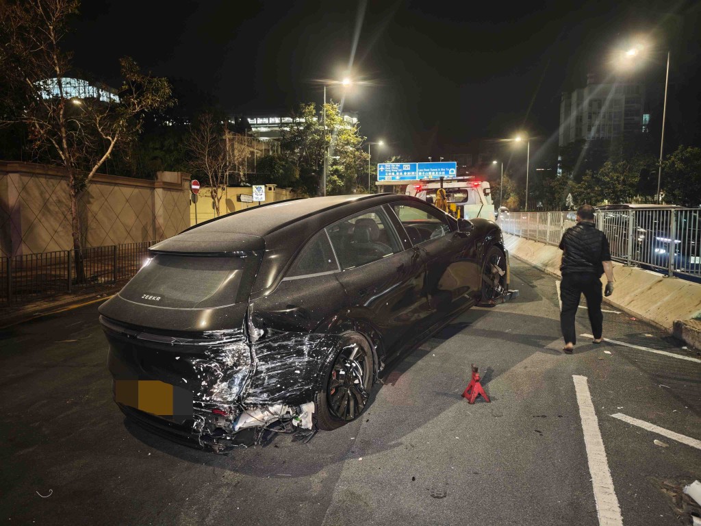 電動車右邊車尾損毀。